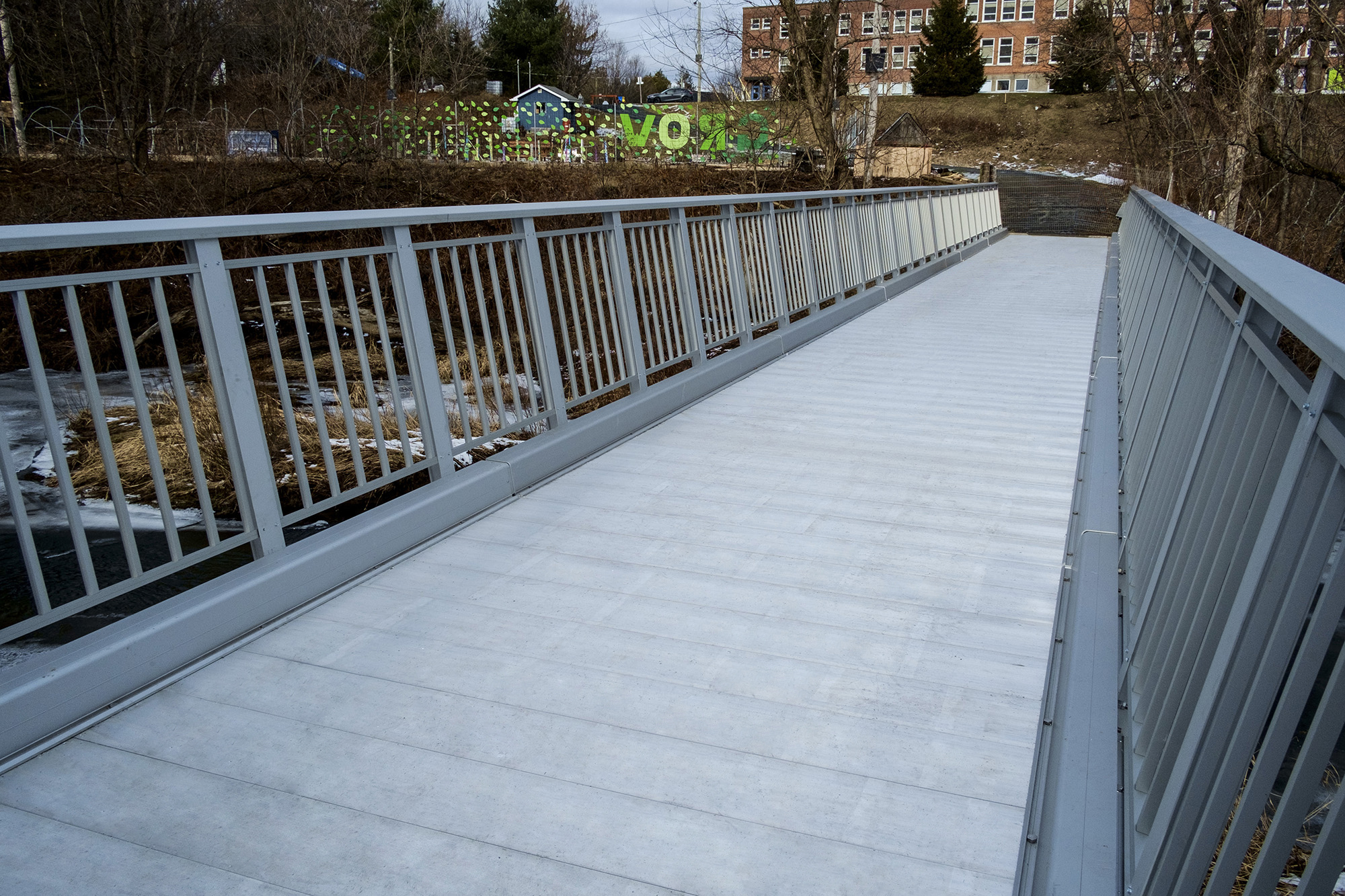 Footbridge with weld-free aluminum decking in Canada