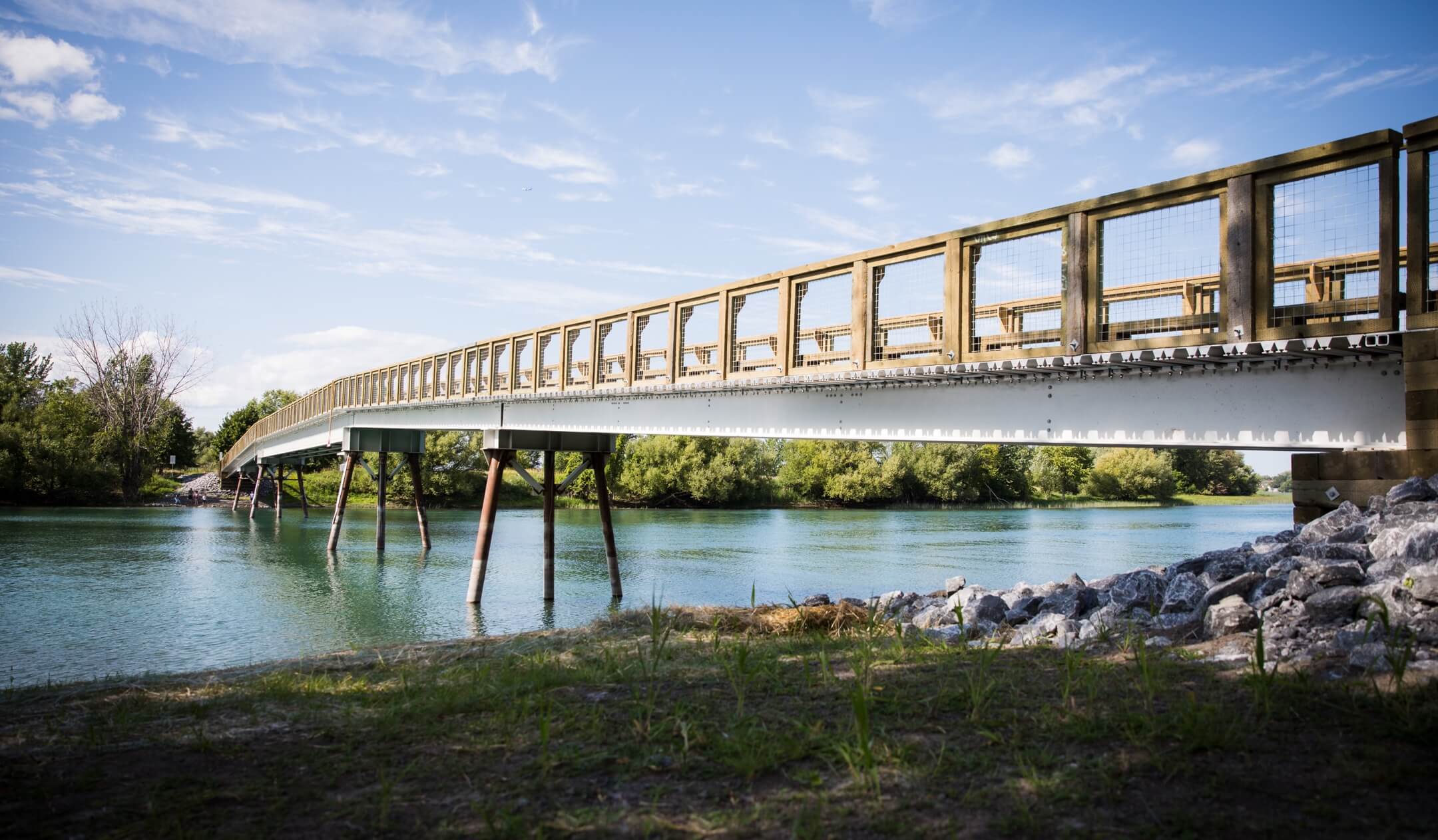 Bridge with weld-free aluminum decking in Canada
