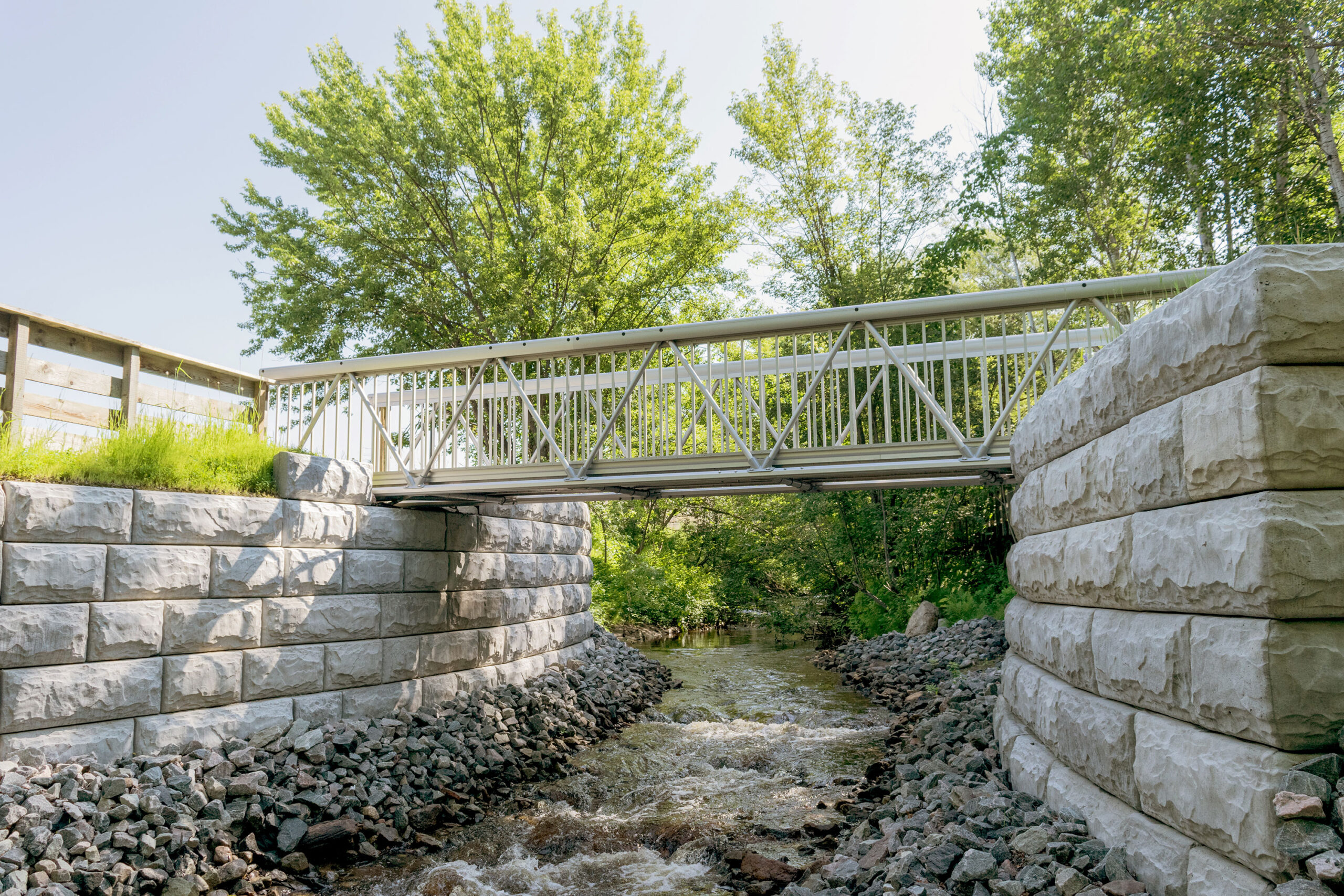 Weld-free aluminum pedestrian bridge over stream in Quebec, Canada