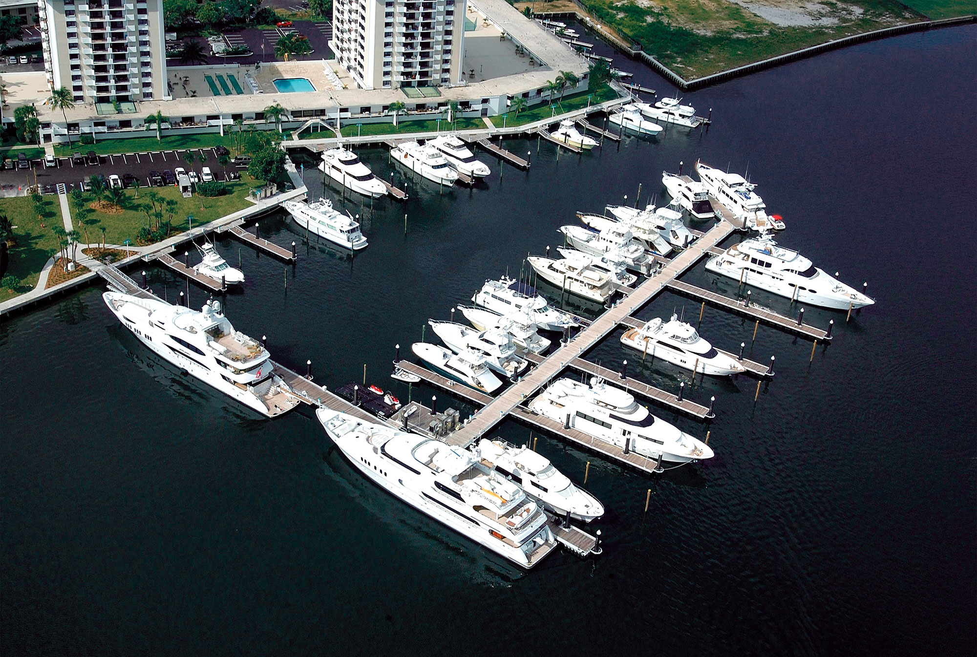 Aluminum floating wave attenuator used as slippage for large yachts in Florida