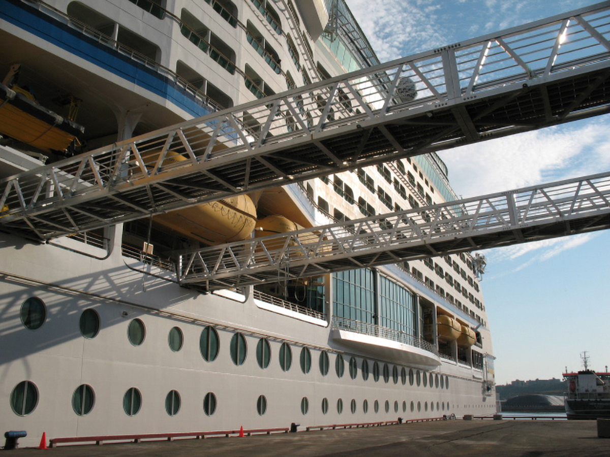 Turnkey aluminum ferry landings for international cruise ships in Quebec City, Canada