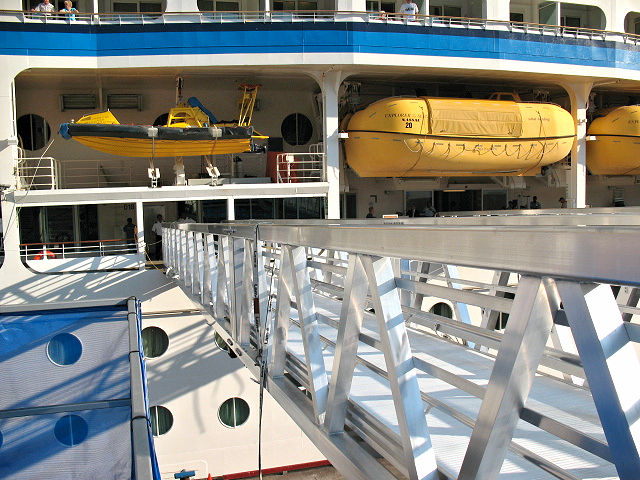 Aluminum shore gangway in Quebec