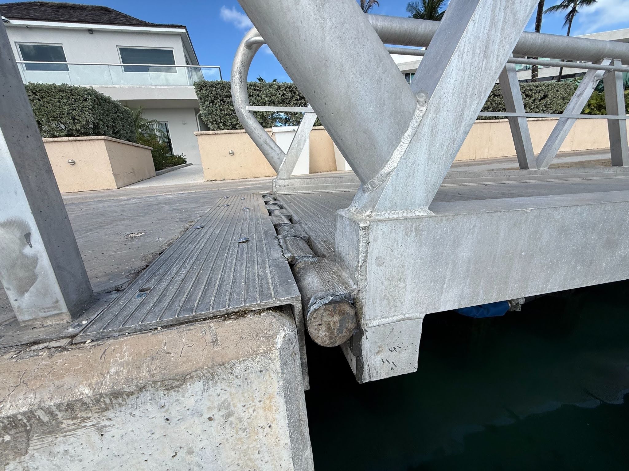 Rigid metal-on-metal hinge connection restricting the natural movement of the gangway
